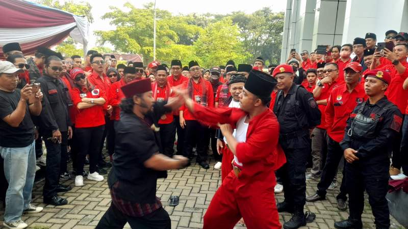 Salah satu budaya seni beladiri palang pintu, sambut rombongan kader PDIP pada saat mendaftarkan Bacalegnya ke KPU Tangsel.