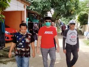 Ketua DPRD Kota Serang Budi Rustandi saat penyemprotan di Perumahan Puri Anggrek Kota Serang