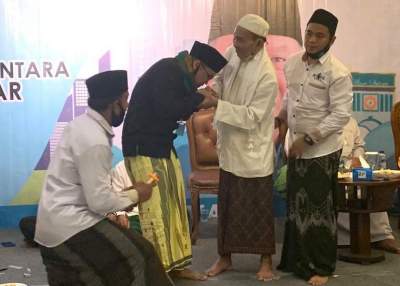 Calon wakil walikota Tangsel, Pilar Saga Ichsan cium tangan salahsatu ulama dari Jaringan Nusantara.