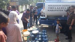 Atasi Kekeringan Di Tigaraksa , PDAM TKR Salurkan Air Bersih