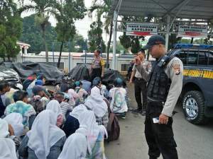 Antisipasi Tawuran, Kasat Binmas Polres Serang Kota, Amankan Euforia Kelulusan Siswa.