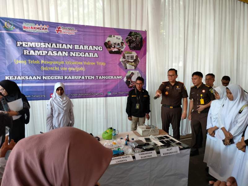 Undang Pelajar, Kejari Kab Tangerang Musnahkan Barbuk Hasil Kejahatan