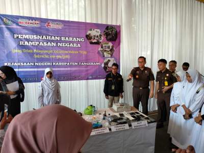 Undang Pelajar, Kejari Kab Tangerang Musnahkan Barbuk Hasil Kejahatan