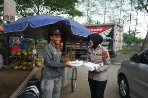 Gelar Jumat Berkah, Satlantas Polresta Tangerang Bagikan Nasi Kotak