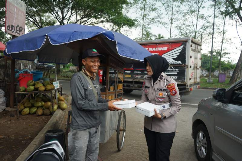 Gelar Jumat Berkah, Satlantas Polresta Tangerang Bagikan Nasi Kotak