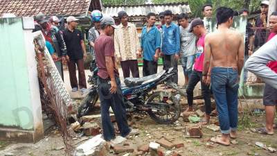 Rumah dan motor yang hancur akibat hantaman pickup