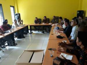 Warga kemiri saat menyambangi Satpol PP