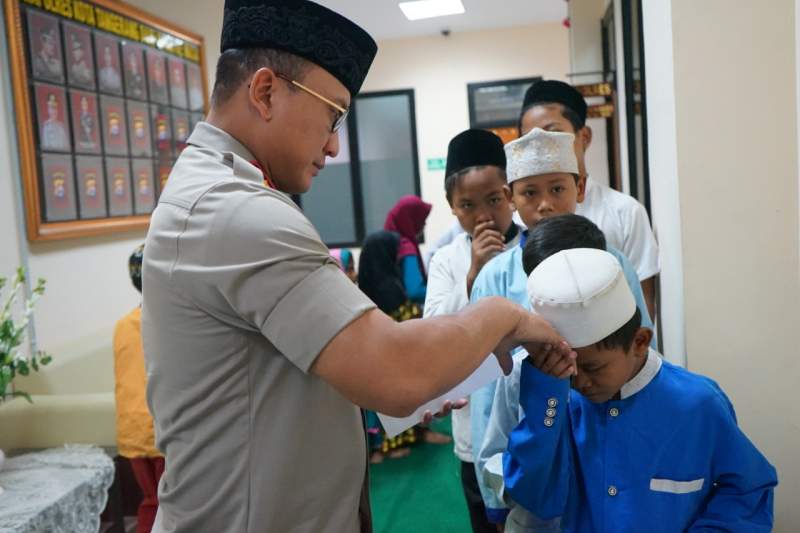 Kapolresta Tangerang Berbagi Takjil Kepada Anak Yatim