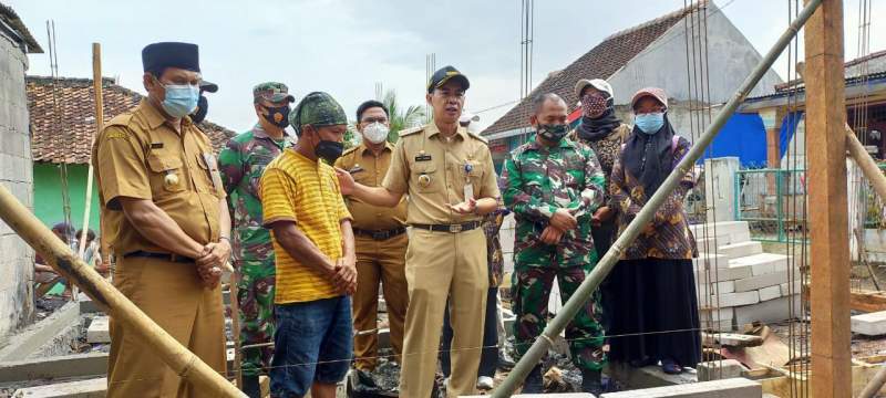 Camat Balaraja Bareng UPK Bangun Rumah Korban Kebakaran