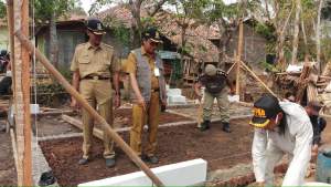 Kades Ranca Bango dan Camat Rajeg Bangun Rumah Turiyah