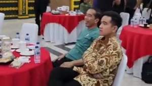 Momen Jokowi Selebrasi dengan Paspampres Usai Indonesia Bantai Thailand