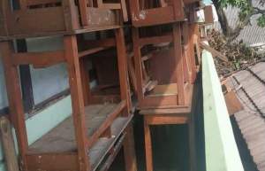 Meja dan bangku rusak di SDN Ciputat 01.