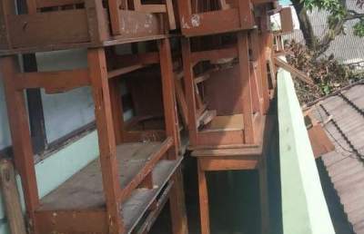 Meja dan bangku rusak di SDN Ciputat 01.