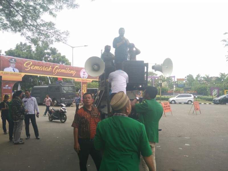 GP Ansor dan DPD KNPI Kabupaten Tangerang berorasi mendukung program Bupati Tangerang Zaki Iskandar.