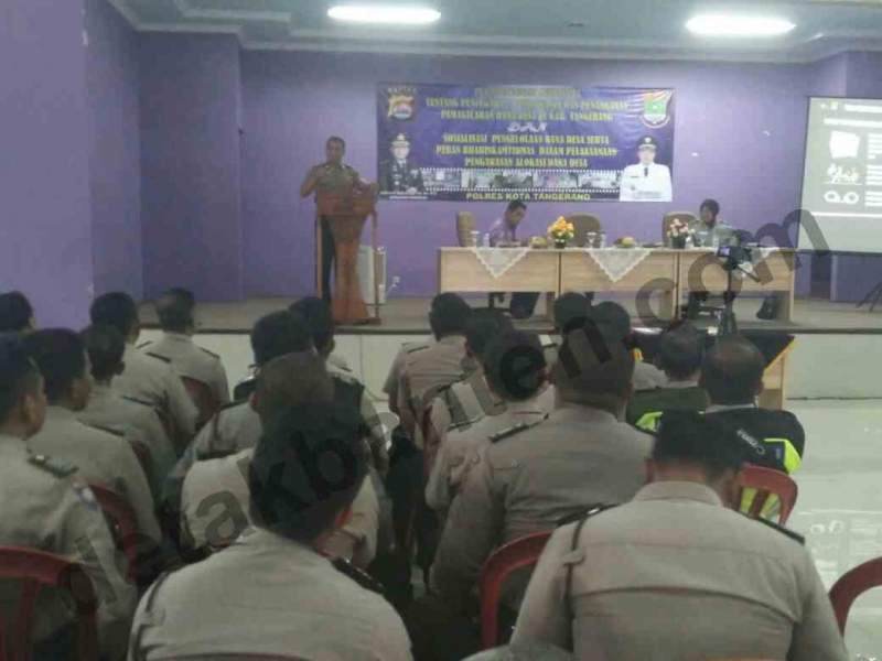 Kapolresta Tangerang, AKBP Sabilul Alif, memaparkan dana desa dihadapan Bhabinkamtibmas Polresta Tangerang, Kamis (16/11), di Aula Graha pemuda Tigaraksa.