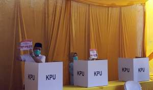 Datangi TPS 16, Benyamin Davnie Salurkan Suara Bersama Keluarga