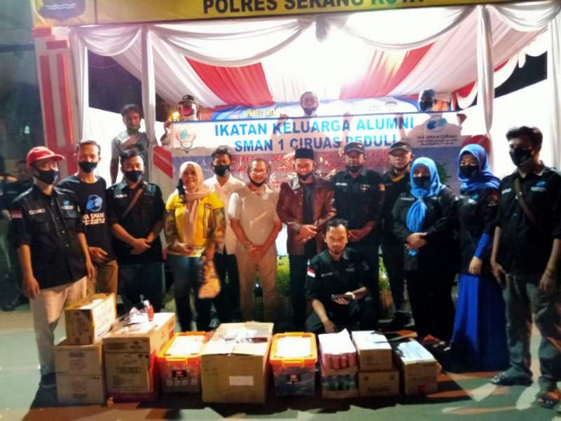  Walikota Serang Syafrudin saat menerima bantuan APD dari IKA SMAN Ciruas