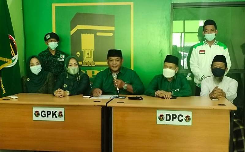 Ketua DPC PPP Cilegon Sahruji (tengah) saat menggelar konferensi pers pembatalan pelaksanaan Apel akbar Harlah PPP ke-49 tahun tingkat Kota Cilegon di Kantor Sekretariat DPC PPP Kota Cilegon, Kamis (13/1/2022).