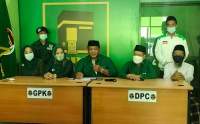 Ketua DPC PPP Cilegon Sahruji (tengah) saat menggelar konferensi pers pembatalan pelaksanaan Apel akbar Harlah PPP ke-49 tahun tingkat Kota Cilegon di Kantor Sekretariat DPC PPP Kota Cilegon, Kamis (13/1/2022).