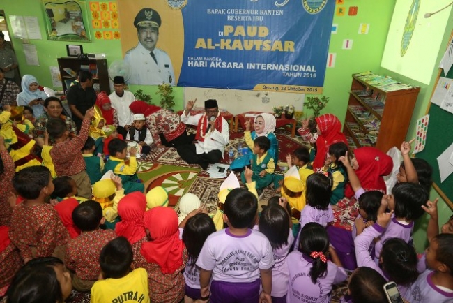 Peringati Hari Buta Aksara International  Gubernur dan Istri Menceritakan Dongeng  Di Hadapan Siswa PAUD
