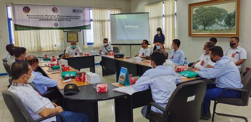 Kepala KSOP Kelas 1 Banten, Barlet Silalahi saat membuka Peresmian Klaster Penanggulangan Pencemaran di Pelabuhan Banten (Pendekar Banten) di Bulk Tank Terminal PT Polychem Lindo, Kecamatan Puloampel, Kabupaten Serang, Kamis (28/10/2021).