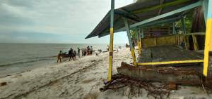 Seratusan Pondok di Lokasi Wisata Sergai Rusak Diterjang Ombak