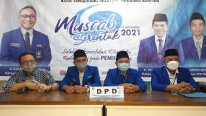 Ketua PAN Tangsel Asropi Setiawan dan pengurus saat memberikan keterangan pers nya kepada wartawan.