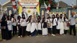 The Power Emak-emak saat mendeklarasikan dukungannya kepada bacalon walikota dan wakil walikota Cilegon, Helldy-Sanuji di rumah pemenangan yang berlokasi di Lingkungan Pagebangan, Kelurahan Ciwaduk, Kecamatan Cilegon, Senin (24/8/2020).