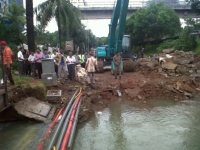 Jakarta- Lubang besar di tengah-tengah Jl.TB Simatupang,jadi tontonan Masyarakat,Kamis (16/1)DT