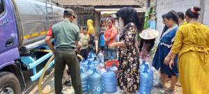 Babinsa bersama Dinas Perkrim Salurkan Air Bersih di Desa Tamiang