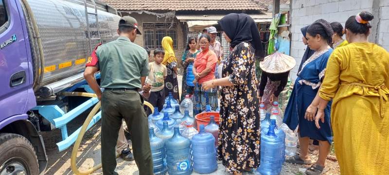 Babinsa bersama Dinas Perkrim Salurkan Air Bersih di Desa Tamiang