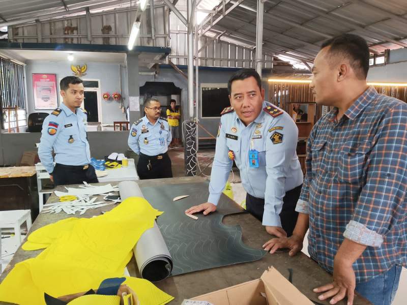 Warga Binaan Rutan Jambe Diasah Kemampuan Membuat Sepatu
