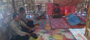 Personil Polsek Raya Kahaen mengunjungi rumah duka. (Humas Polres Simalungun).