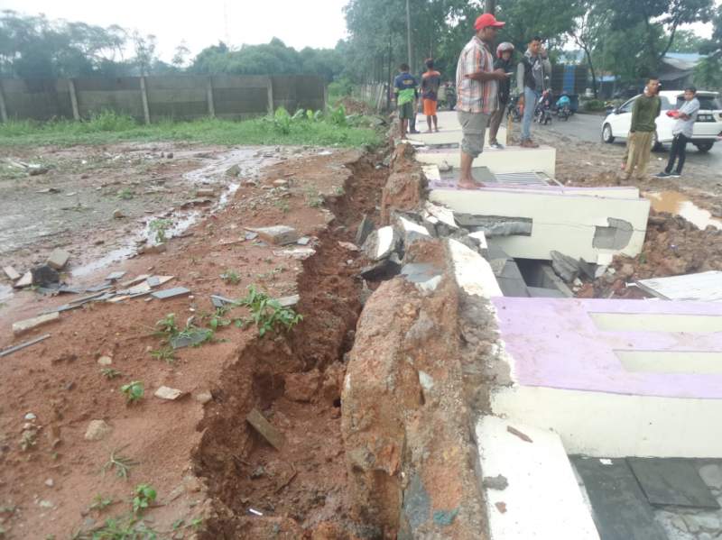 Diterjang Hujan, Pagar Kecamatan Cikupa Roboh