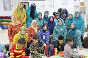 Kunjungi PAUD Al Bantani, Bunda PAUD Tinawati Andra Soni Ajak Anak Bermain dan Berdialog Interaktif