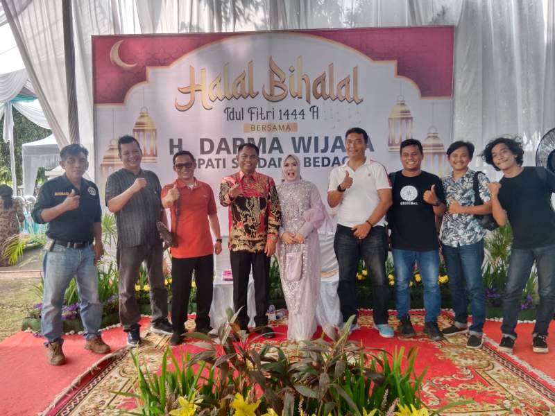 Bupati Serdang Bedagai, Darna Wijaya foto bersama dengan jurnalis saat menggelar open house.