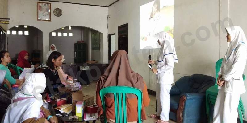 para mahasiswa Politeknik Kesehatan jurusan Kebidanan Rangkasbitung melakukan penyuluhan kepada ibu-ibu hamil tentang keseimbangan gizi pada balita