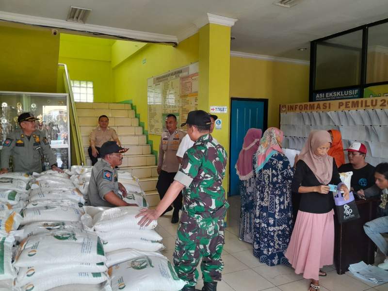 Babinsa Sindangsari Monitoring Penyaluran Bantuan Beras