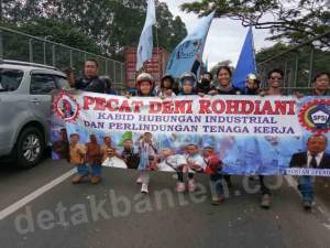 Ratusan Buruh Tuntut Pejabat Disnaker Dipecat