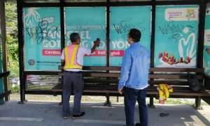 Petugas Dishub Kota Tangsel saat bersih-bersih halte di salahsatu wilayah akibat di corat-coret OTK.