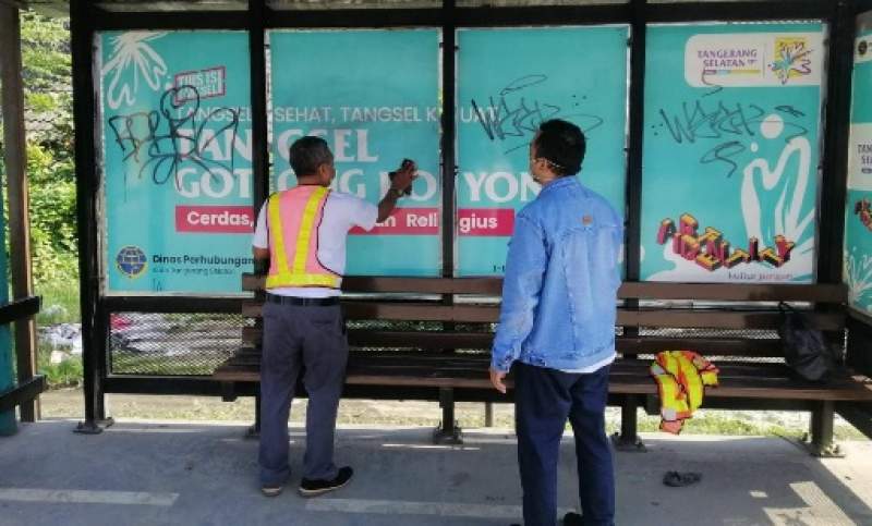 Petugas Dishub Kota Tangsel saat bersih-bersih halte di salahsatu wilayah akibat di corat-coret OTK.