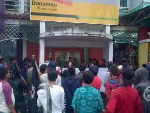 Tuntut Hak Asuransi, Nasabah Geruduk Bank Danamaon