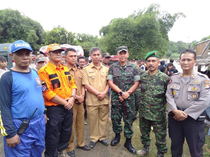 Dandim 0602/Serang Meninjau Proses Pencarian Korban Perahu Tenggelam