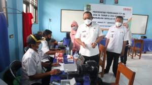 Walikota Cilegon, Helldy Agustian saat monitoring perekaman KTP El di SMK YP Fatahillah 1 Cilegon, Rabu (2/2/2022).