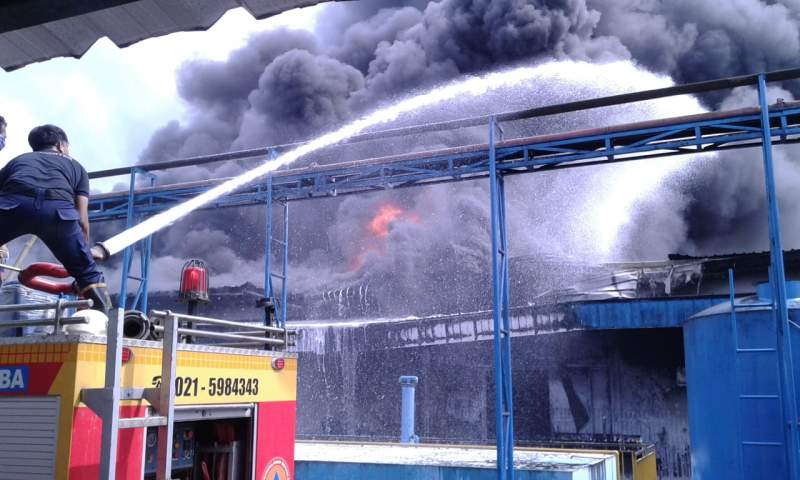  Petugas Pemadam Kebakaran berusaha memadamkan api di PT Indofood.