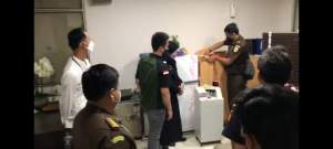 Tim Penyidik Kejati Banten saat melakukan penggeledahan di kantor Pelayanan Umum Ditjen Bea Cukai Tipe C Bandara Soetta, Kamis (27/1/2022).