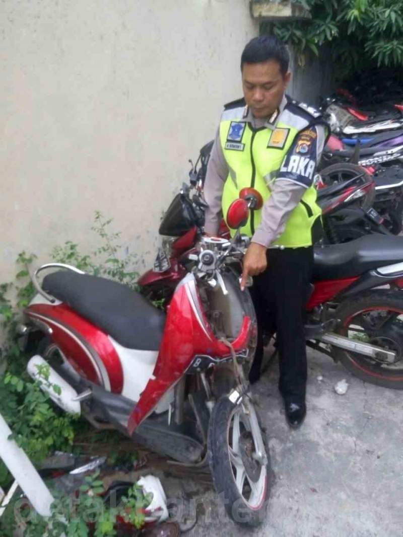 Kendaraan Honda Scoopy dengan nomor polisi B 1446 MMC yang dikendarai oleh pasangan suami istri NAP dan MRY