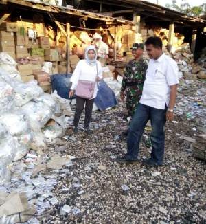 Penggerebekan gudang mie instan di Mauk, Kabupaten Tangerang.