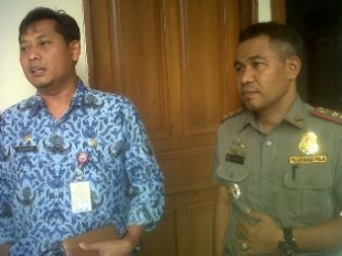 Pamulang- Kasat satpol PP Kota Tangsel, Azhar Syam'un (baju kopri) di dampingi stafnya,menyambangi pelaku di Polsek Pamulang.Jum'at (17/1)DT