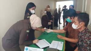 Jaksa dan Pegawai Kejari Cilegon Ramai-ramai di Tes Urine